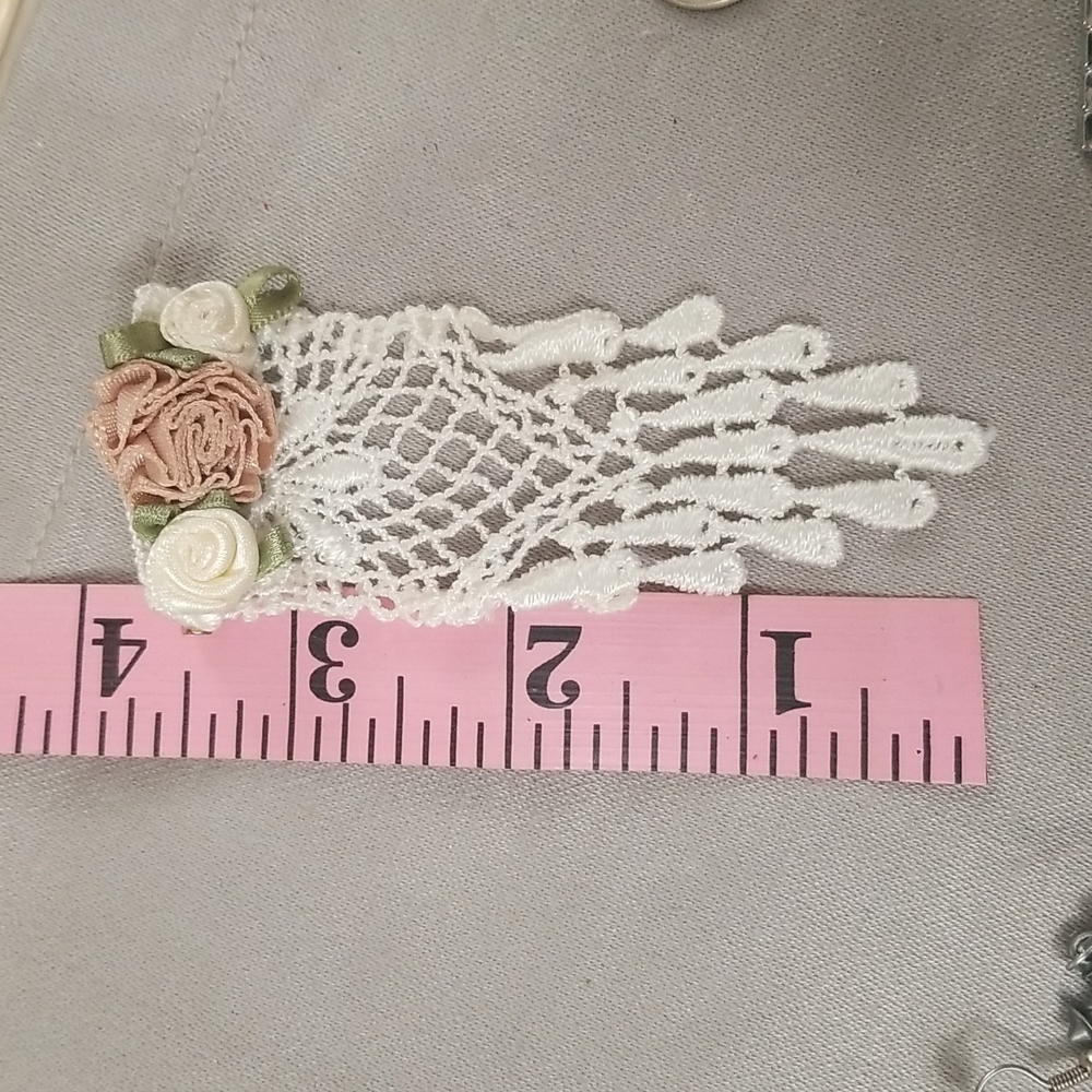 WHITE LACE & Silk ROSES pin - Picture 3 of 4